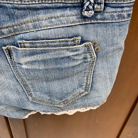 COPY - CANDIE’s denim shortie shorts low rise 3 in inseam lace trim size 1 - Picture 5 of 7
